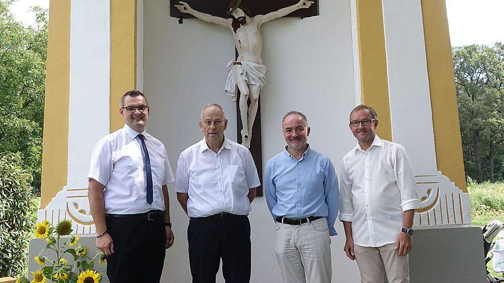 Andreas Pichlhöfer, Fritz Jeitler, Andreas Hirt und Norbert Allmer vor dem neu renovierten Kreuz