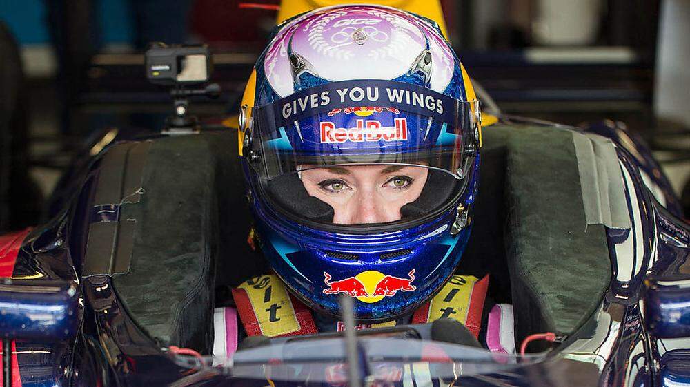 Lindsey Vonn sitzt im Formel-Rennwagen