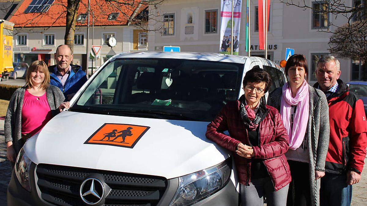 Bürgermeisterin Eva Karrer (links) mit Koordinatoren und Fahrern