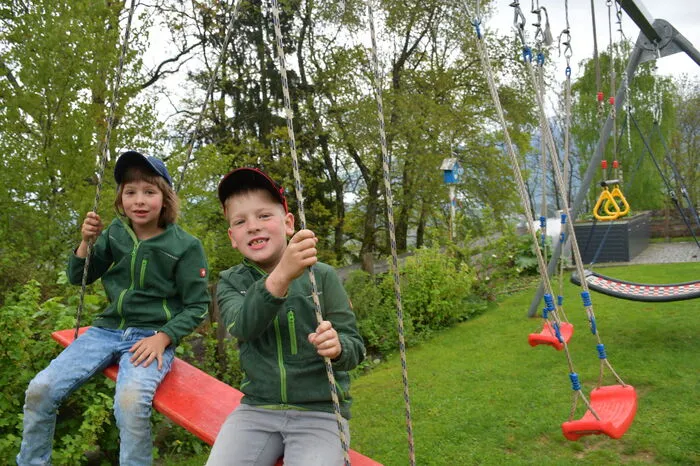 Manfred (6) und Franzi (7) toben gern im Garten.