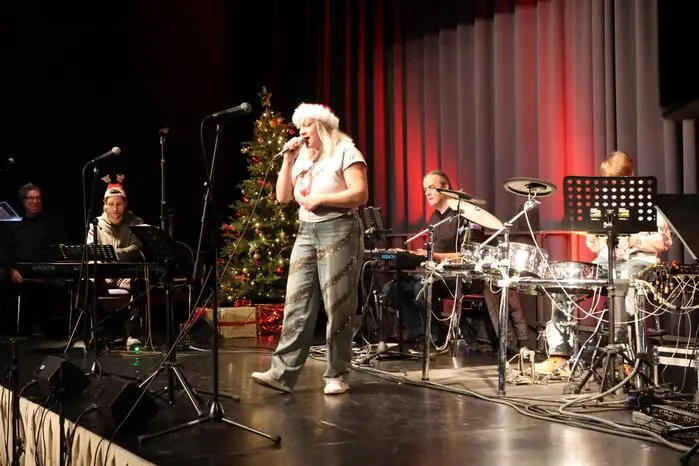 Beim besinnlich-rockigen Abend unter anderem gesichtet: SPÖ-Bezirksgeschäftsführer Harald Gradischnig, Primaria Christiane Kampitsch, Zahnarzt Michi Lassnig, die Musiker Viktor „Vike“ Rogl und Stefan „Pode“ Popodi sowie Rechtsanwalt Ulrich Suppan.  