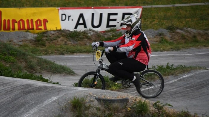 Die Veranstalter des BMX-Cup in Mühlen können sich freuen: 130 Frauen und Männer aus acht Nationen nahmen am Wochenende daran teil. Die Alpe-Adria-Tagesrennen eröffneten die Amateur-Racer-Superminis (Kategorie 6 bis 8 Jahre). Tobias Rucker, Luis Kölbl und Zacharias Ressler stellten dabei ihr Können unter Beweis, wobei Luis gleich bei seinem ersten Rennen einen Stockerlplatz ergattern konnte. Moritz Sitzmann holte wiederum bei seinem ersten Renneinsatz mit Platz zwei am Samstag und Platz eins am Sonntag gleich zwei Mal Edelmetall. 