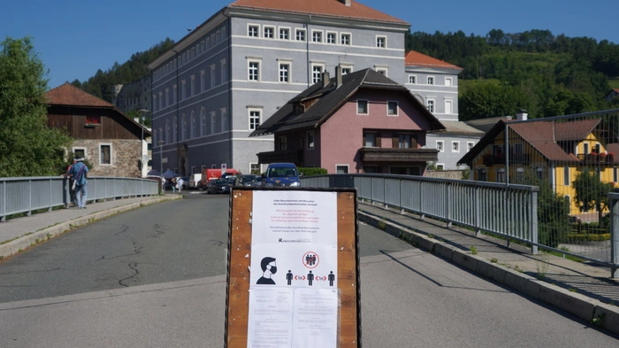 Ganze drei Monate haben sich die Verantwortlichen auf diesen Kunsthandwerksmarkt vorbereitet, ein Covid19-Sicherheitskonzept erarbeitet und eine Security-Mannschaft engagiert, damit auch den 29. Gmündner Kunsthandwerksmarkt über die Bühne gehen kann. 