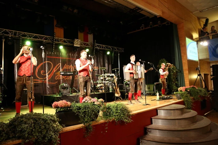 Die Musik im großen Saal kam von den „Jungen Fidelen Lavanttalern“.