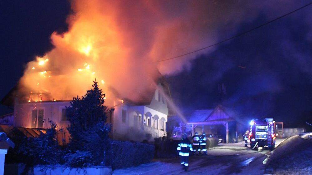 Insgesamt neun Feuerwehren bekämpften mit mehr als 100 Mann diesen Brand