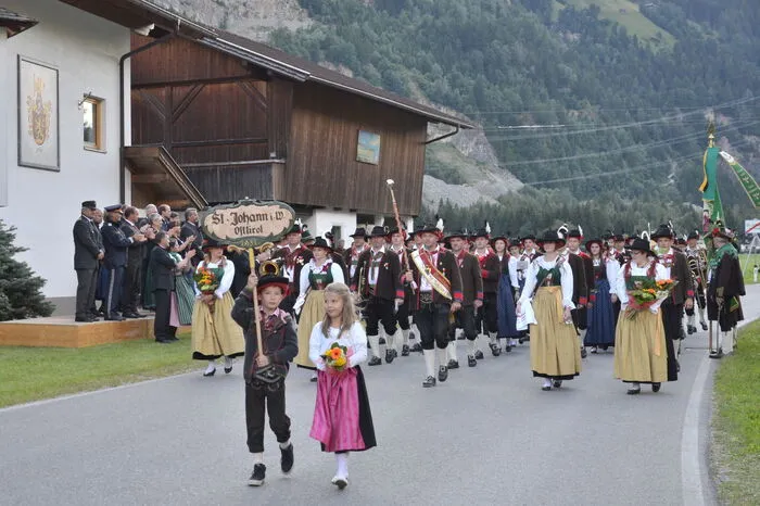 Nach den Reden folgte die Defilierung, traditionell und farbenprächtig. Klicken Sie sich durch die Bilder.