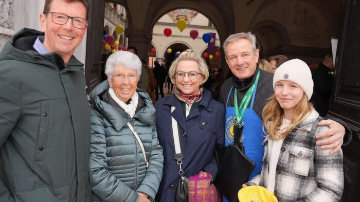 Familie Sackl freut sich auf das Schmökern in den Flohmarktwaren des Spittaler Service-Clubs.