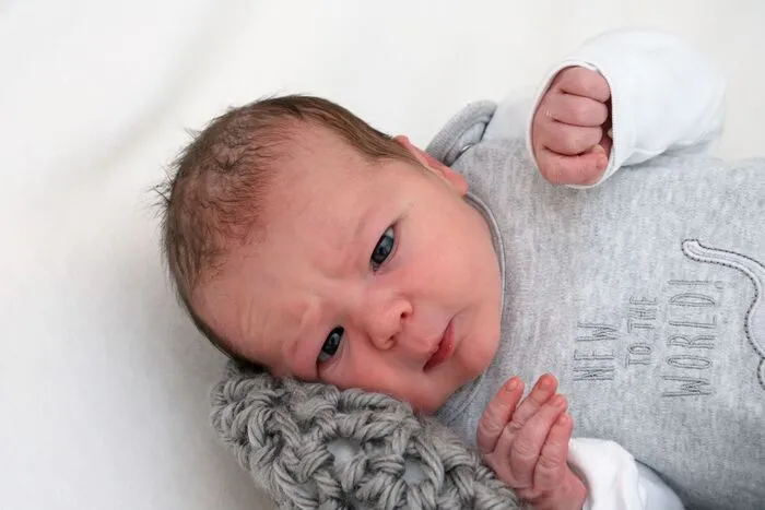 Wenn aus Liebe Leben wird, dann hat das Glück einen Namen: Felix. Der kleine Sonnenschein erblickte am 12. Juli um 23.02 Uhr im Landeskrankenhaus Villach das Licht der Welt. Der entzückende Bub brachte bei der Geburt 4040 Gramm auf die Krankenhauswaage und war 53 Zentimeter groß. Mama Lisa Papst und Papa Alexander Nadrag genießen die gemeinsamen Kuschelstunden und die ausgedehnten Spaziergänge am Wörthersee. Erste Schritte wird Felix in seiner Heimatgemeinde Velden machen. Freunde und Verwandte freuen sich mit der Familie.