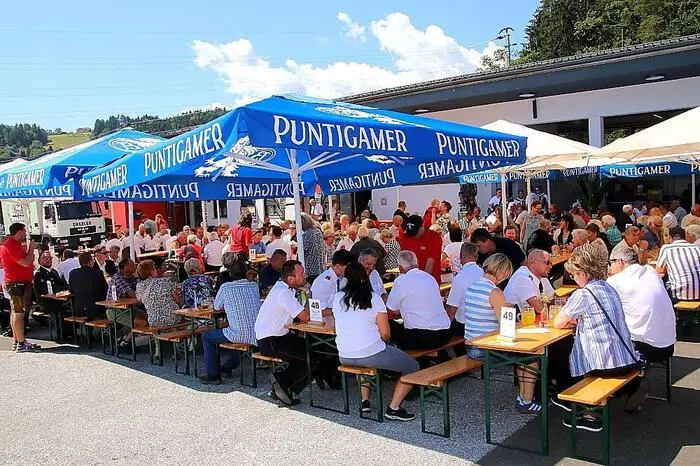 Der Platz vor dem Rüsthaus im Krems war voll besetzt, Tische und Bänke mit den dazugehörenden Sonnenschirmen mussten eingeschoben werden.