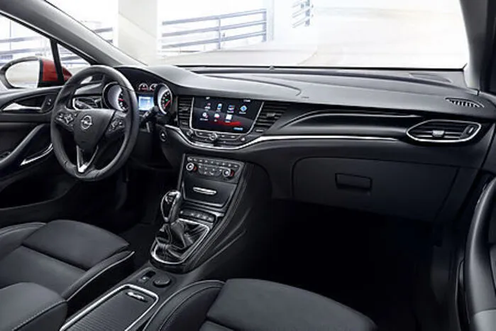 Auch im Cockpit ist alles neu, beginnend mit der reduzierten Anzahl von Bedienschaltern und -knöpfen und dem großen Farbtouchscreen in der Mittelkonsole. Dazu feiert die nächste Generation des IntelliLink-Infotainment-Systems Premiere. Sie holt die Welt der Smartphones mit Android Auto und Apple CarPlay nun noch schneller und umfassender ins Auto: Bei Android Auto stehen Google Maps, Google Now und die Möglichkeit, mit Google zu sprechen ebenso im Mittelpunkt wie das wachsende Angebot von Audio- und Messaging-Apps. WhatsApp, Skype, Google Play Music, Spotify und Podcast-Player sind hier nur einige Beispiele.