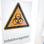 ABD0065_20200306 - SINGEN AM HOHENTWIEL - DEUTSCHLAND: 06.03.2020, Baden-Württemberg, Singen am Hohentwiel: Ein Schild mit der Aufschrift "Infektionsgefahr" ist an einer Tür im Labor Dr. Blessing angebracht. Foto: Felix Kästle/dpa +++ dpa-Bildfunk +++. - FOTO: APA/dpa/Felix Kästle