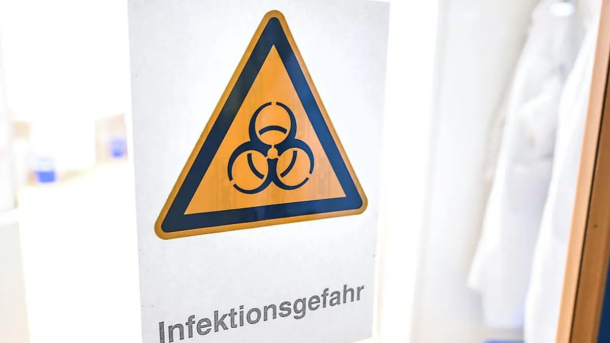 ABD0065_20200306 - SINGEN AM HOHENTWIEL - DEUTSCHLAND: 06.03.2020, Baden-Württemberg, Singen am Hohentwiel: Ein Schild mit der Aufschrift "Infektionsgefahr" ist an einer Tür im Labor Dr. Blessing angebracht. Foto: Felix Kästle/dpa +++ dpa-Bildfunk +++. - FOTO: APA/dpa/Felix Kästle