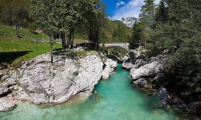 Wild und wunderschön: Entlang der Soča entdecken wir malerische Schluchten.