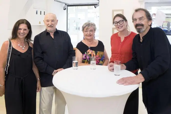 Bürgermeisterin Elke Florian und Kurator Helmuth Ploschnitznigg begrüßten die Gäste und stellten den Künstler vor, der im Anschluss Einblicke in seinen Werdegang gab.