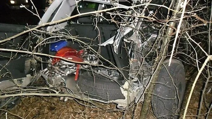 Der schwer beschädigte Pkw lag neben Wald neben der Straße