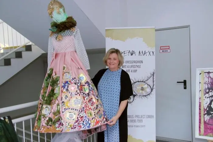 Die Künstlerin Michaela Luckmann alias Arthena Maxx, sie ist die Inhaberin der Galerie Mikizzaner, hat dafür eigene Etiketten für die Bierflaschen entworfen, welche den Teilnehmern gemäß der Einladung angeboten wurden. 
