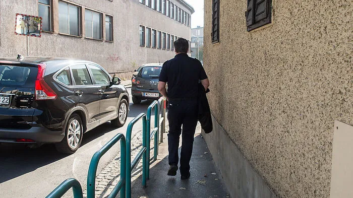 Komplett an die Hauswand gedrängt werden Fußgänger in der Münzgrabenstraße auf Höhe Brucknerstraße. Zwar wird der Gehsteig durch ein Geländer von der Straße getrennt, wirklich sicher ist es dort trotzdem nicht, Fußgänger-Gegenverkehr ist praktisch unmöglich, kurz: Die Situation ist alles andere als fußgängerfreundlich. Verkehrsstadträtin Elke Kahr (KPÖ) hat in diesem Fall schon reagiert und für 2018 Umbaumaßnahmen angekündigt. Die Gehsteige sollen im gesamten Abschnitt deutlich breiter werden.