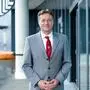FPÖ-Spitzenkandidat René Apfelknab, mit roter Krawatte und grauem Anzug