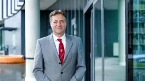 FPÖ-Spitzenkandidat René Apfelknab, mit roter Krawatte und grauem Anzug