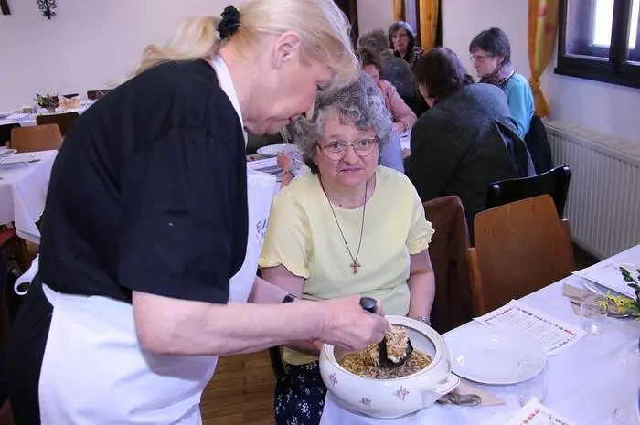 Und die vielen Besucher genossen die köstlichen Speisen. 
Vor dem Essen wurde gemeinsam das Tischgebet gesprochen. 