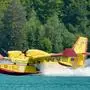 italienische Flächenflugzeuge tanken Wasser aus dem Weißensee und tragen dazu bei, dass der Waldbrand im Kanaltal gelöscht werden konnte