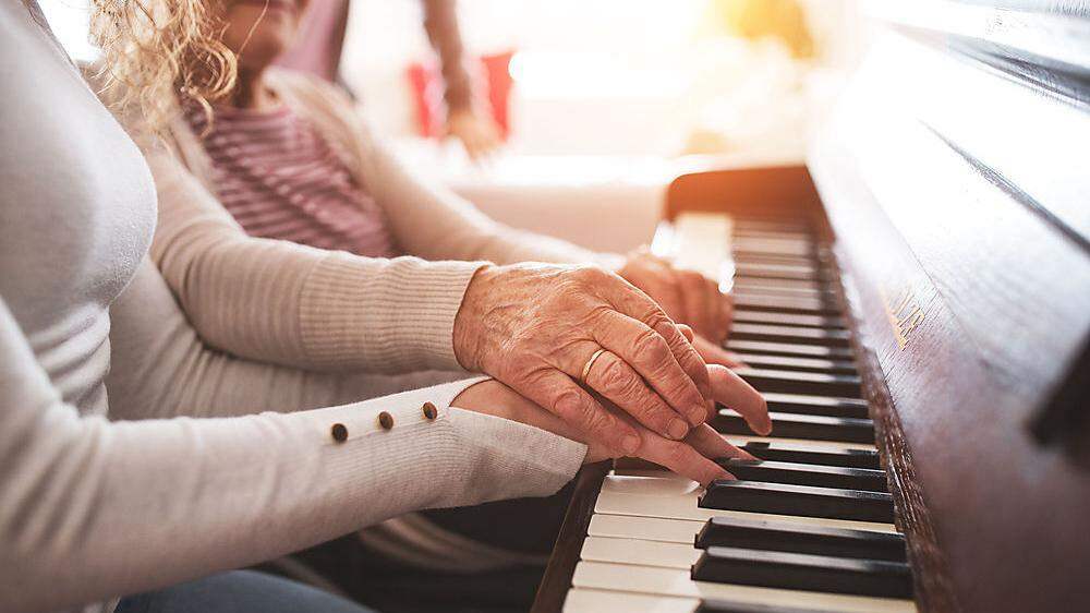 Im Alter noch zum Musikinstrument zu greifen bringt viele Vorteile mit sich