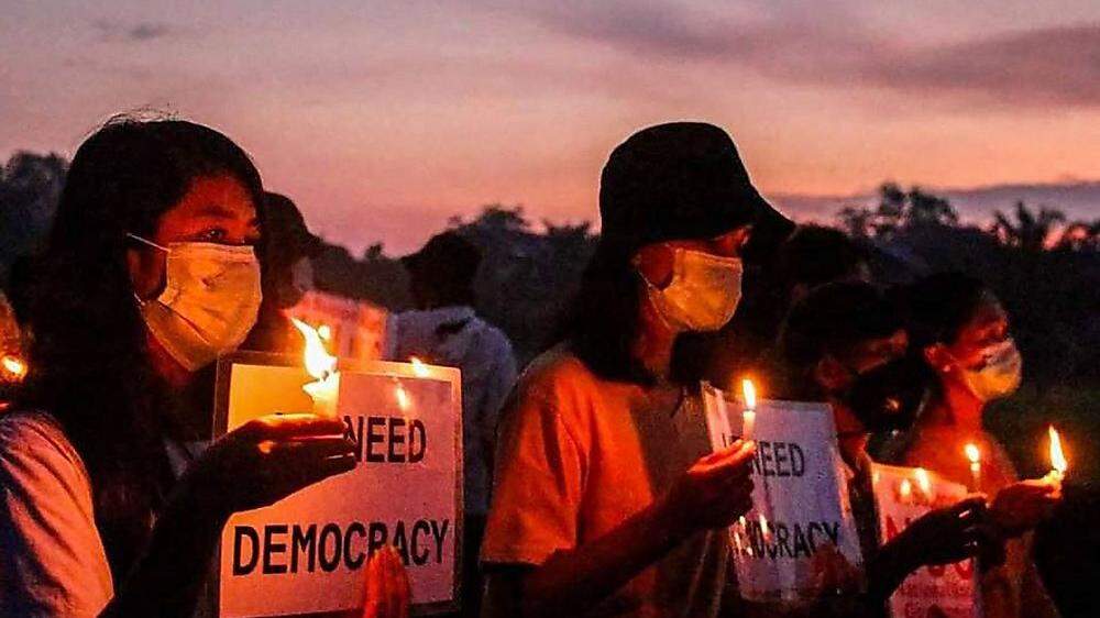 Die Bevölkerung in Myanmar protestiert für Demokratie