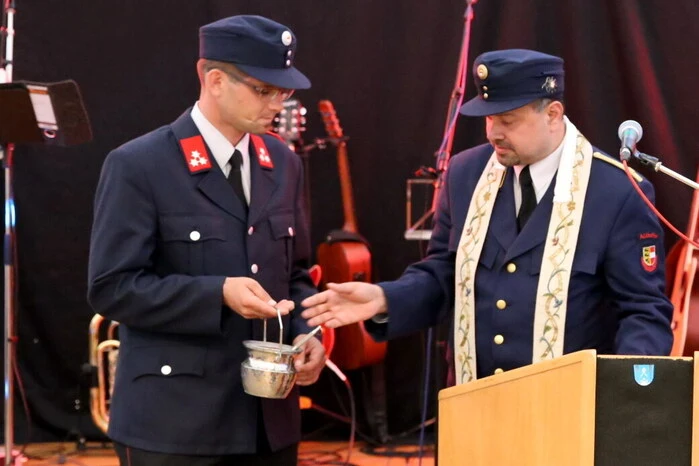Den gelungenen Auftakt bildete am Samstag die Feierstunde, bei der die neue Tragkraftspritze durch Bezirksfeuerwehrkurat Dechant Lawrence Pinto (rechts) gesegnet wurde. Übrigens: Als Ministrant stand dem Geistlichen Landesrat Martin Gruber (links) zur Seite.
