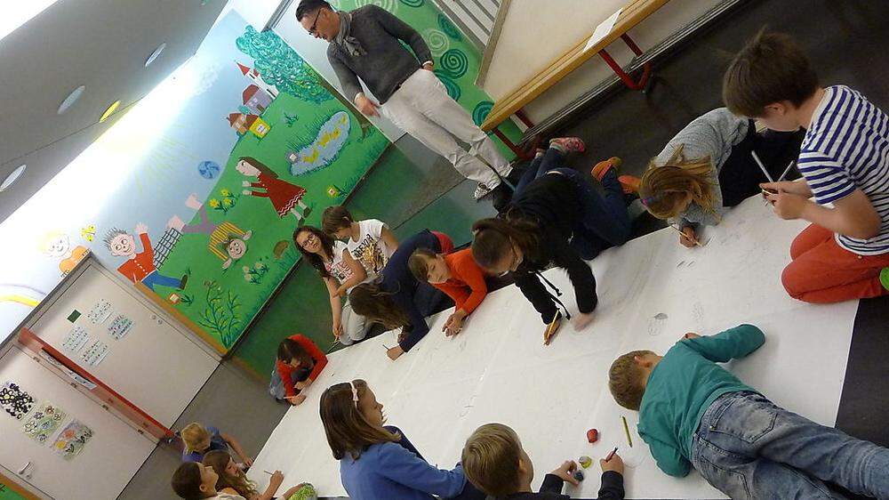 Künstler Werner Reiterer arbeitet mit den Kindern der VS I Leibnitz