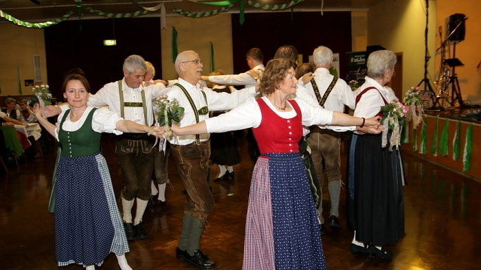 Der Volkstanzkreis St. Johann ob Hohenburg eröffnete den Steirerball mit flotten Tänzen.