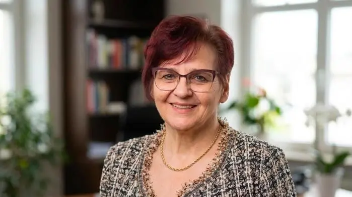 Eine Frau lacht in die Kamera