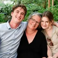 Das Geschwisterpaar Marco und Maria Schweighofer mit ihrer Mama Margrit De Colle