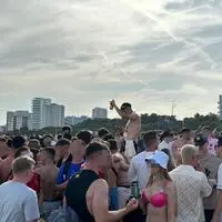 Zu Pfingsten wird in Lignano seit Jahren gefeiert – oft bis zum Umfallen (Symbolfoto)