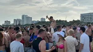 Zu Pfingsten wird in Lignano seit Jahren gefeiert – oft bis zum Umfallen (Symbolfoto)