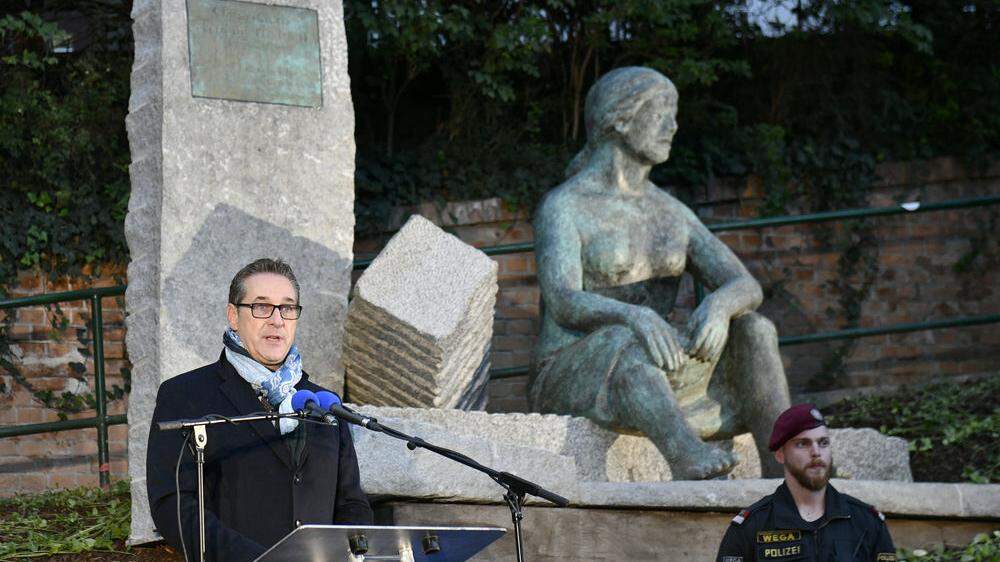 FPÖ-Vizekanzler Heinz-Christian Strache bei der Eröffnung des Wiener Trümmerfrauen-Denkmals