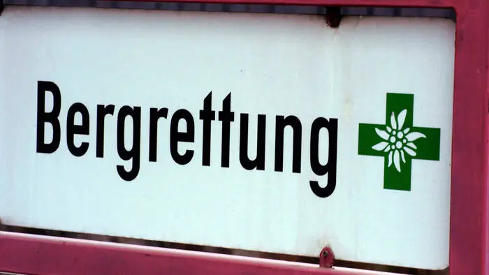 Ein Bergretter leistete sofort erste Hilfe, doch für den Wanderer kam jede Hilfe zu spät (Symbolfoto)