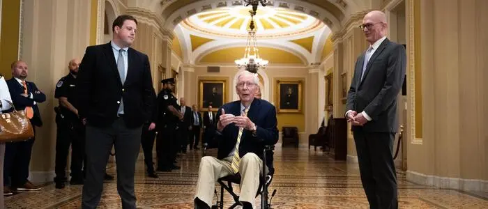 US-Senator Mitch McConnell spricht bei seiner Rückkehr in die Kammer mit Reportern