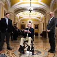 US-Senator Mitch McConnell spricht bei seiner Rückkehr in die Kammer mit Reportern