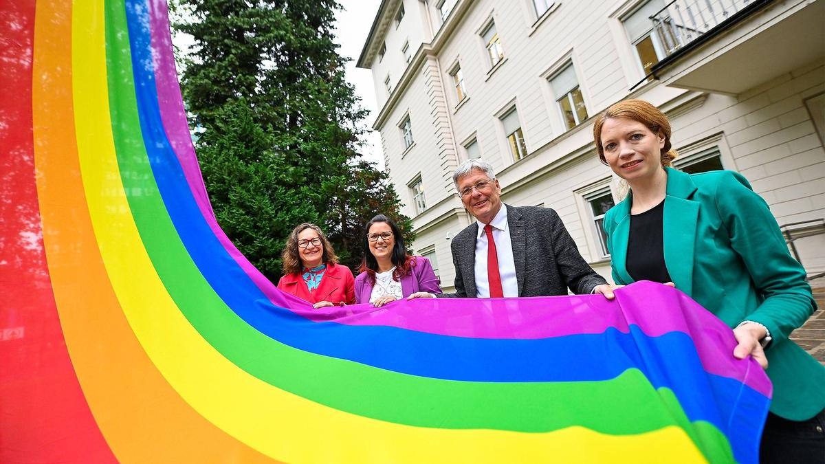 Landeshauptmann Peter Kaiser (SPÖ), Gesellschaftslandesrätin Sara Schaar (SPÖ), Klagenfurts Stadträtin Constance Mochar (SPÖ) und der Leiterin der Gleichbehandlungsstelle des Landes, Susanne Ebner hissten Regebogenfahne vor Landesregierung.
 