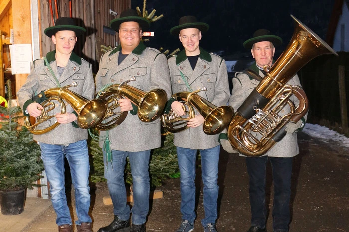 Adventstimmung wurde in der Gemeinde auch bei der Eröffnung des Christbaumverkaufs bei Karl’s Christbaumhalle verbreitet.