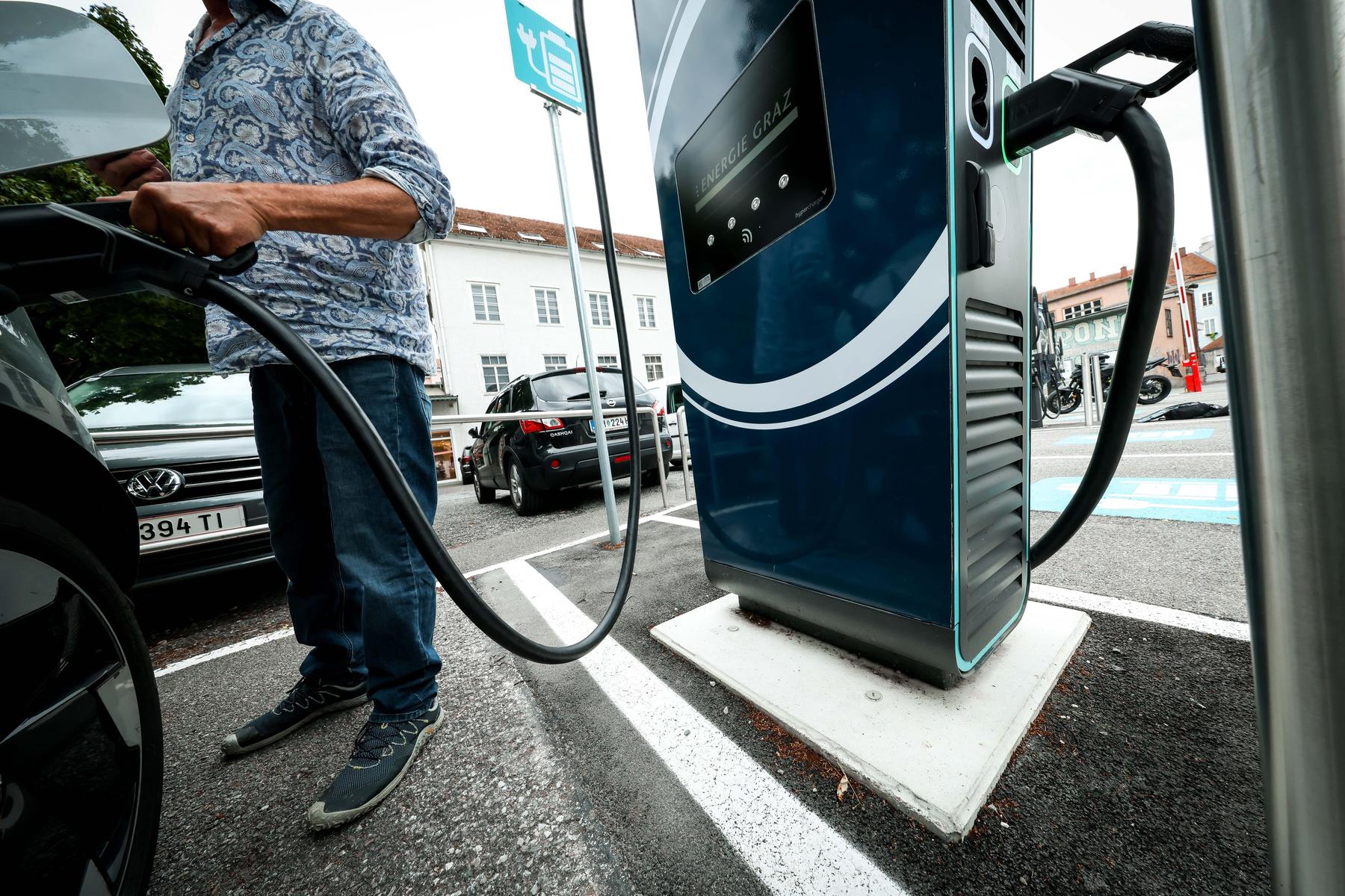 Nur mehr 2243 Euro Differenz: Preisgefälle zwischen E-Autos und Verbrennern schrumpft
