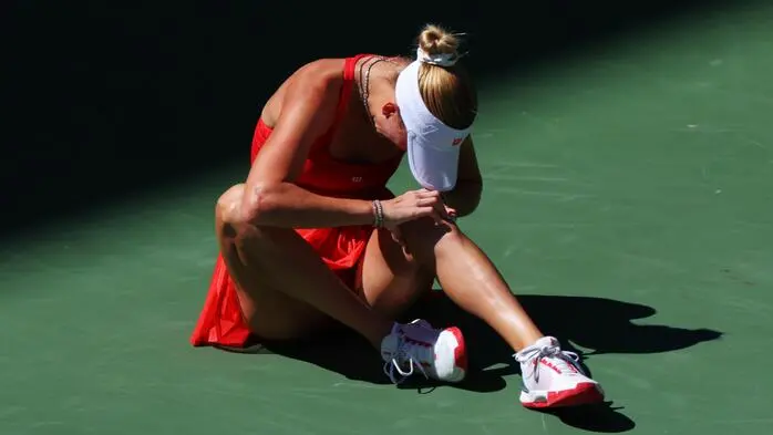 Anastasia Potapova saß schmerzverzerrt am Boden