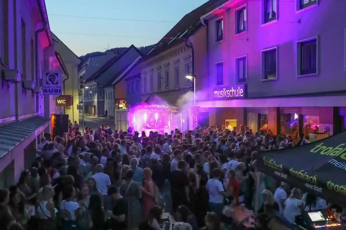 Groß und Klein, Jung und Alt versammelten sich in den Straßen Trofaiachs und verwandelten die Stadt in eine Tanzbühne.