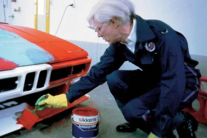 Die Lackierung wollte Warhol in 5 Minuten schaffen, aber das anwesende Filmteam bat ihn darum, sich mehr Zeit zu lassen. So setzte er nach genau 28 Minuten die Signatur unter sein Kunstwerk. „Ich liebe das Auto. Es ist besser gelungen als das Kunstwerk", lobte er den M1.