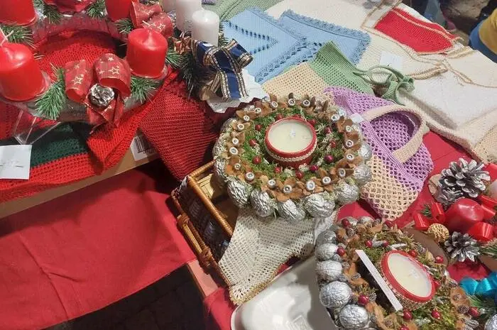 Eine Bläsergruppe der Stadtmusikkapelle Musikverein Murau und der Kindergarten Murau wirkten mit netten Beiträgen an der Eröffnungsfeier mit. Zum Höhepunkt erstrahlten die Lichter am Weihnachtsbaum.