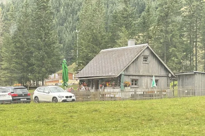 Die Lärch-Hütte wurde 1942 von der Familie Mehlmauer-Larcher gepachtet, 1986 gekauft und danach umgebaut.