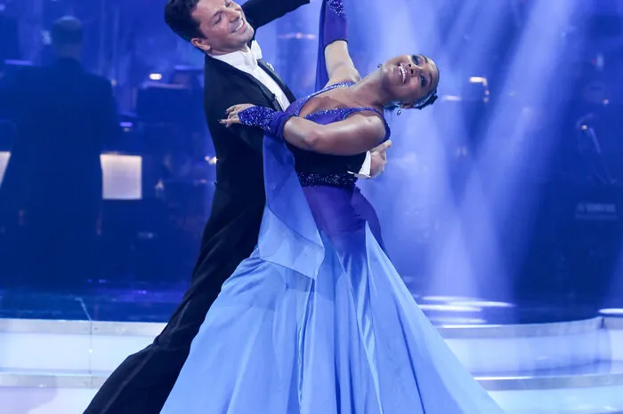 Nachdem alle zehn Promis und ihre Profipartner je einen Solotanz gezeigt haben, führen Musicalsängerin Ana Milva Gomes und Thomas Kraml mit 30 Jury-Punkten.