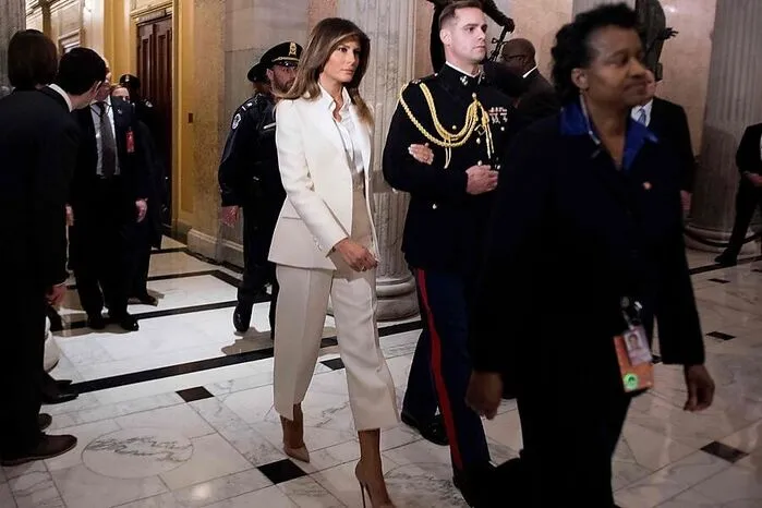 Ganz gegen die Tradition: Melania Trump kam und ging allein