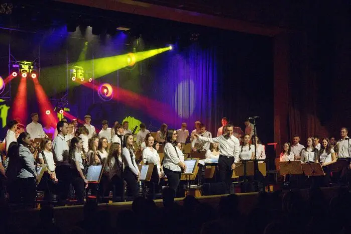 Bereits der Auftakt sorgte für Gänsehaut: Mit dem „Mission Impossible Theme“, eingeleitet durch eine kurze Filmsequenz, gelang ein nahtloser Übergang zum Orchester. Das abwechslungsreiche Programm spannte einen Bogen von einem fulminanten Toto-Medley über klangvolle Filmmusik-Highlights aus „The Lion King“ und „Pirates of the Caribbean“ bis hin zu bekannten Titeln wie „Skyfall“ und weiteren Pop- und Rockklassikern.