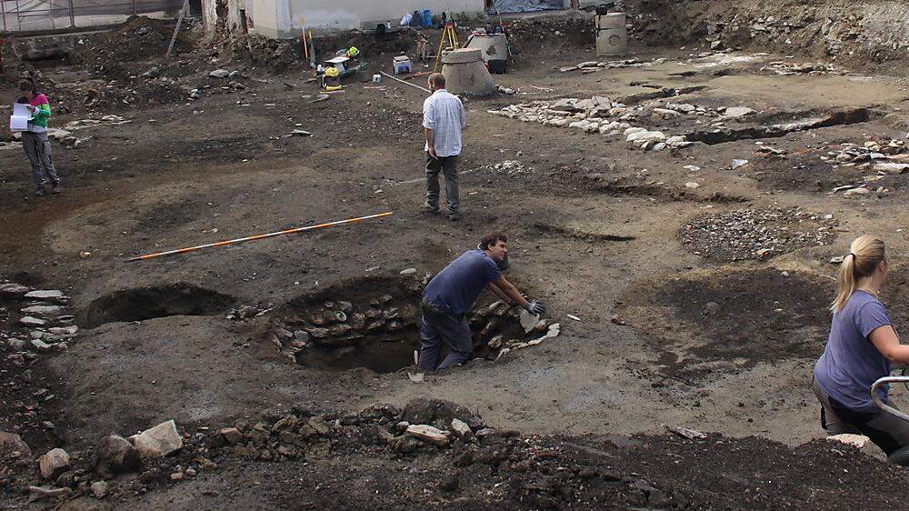 Das Grazer Institut für südostalpine Bronze- und Eisenzeitforschung führt gerade Ausgrabungen am Unteren Platz in St. Veit durch